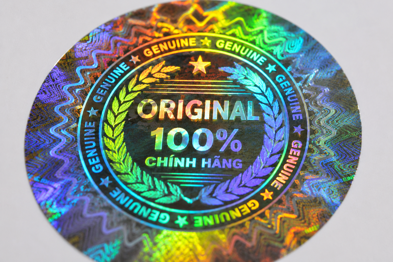 Tem hologram 7 màu cận cảnh.