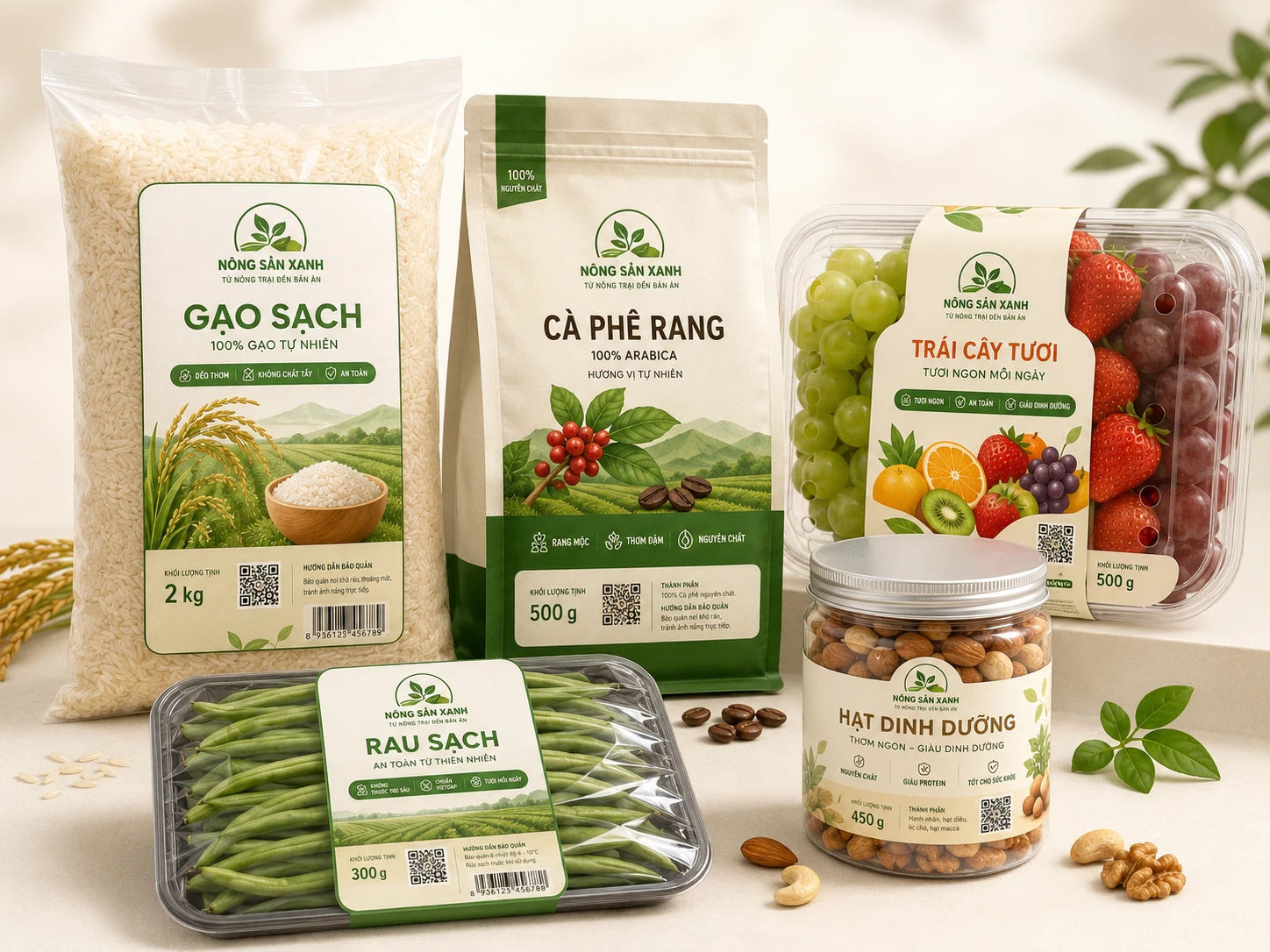 Bao bì giấy FSC cho nông sản Bộ bao bì giấy FSC đồng bộ gồm hộp gạo, túi cà phê, hộp trái cây, khay rau củ và hộp hạt khô trên nền sạch, tự nhiên. 